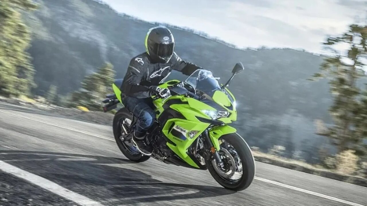 نمای جلو موتورسیکلت کاوازاکی ۶۵۰ در جاده