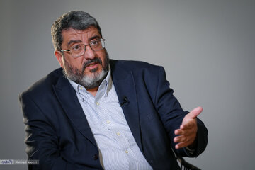فواد ایزدی؛ سوپرانقلابی وارداتی / درباره تحلیلگر محبوب جبلی و جلیلی که علیه فرماندهان نظامی ترور شده می‌تازد