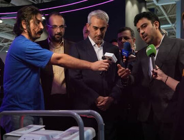 بازدید وزیر امور اقتصادی و دارایی از غرفه رایتل در نمایشگاه الکامپ ۱۴۰۴ بازدید وزیر امور اقتصادی و دارایی از غرفه رایتل در نمایشگاه الکامپ ۱۴۰۴