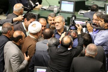 صدای دوگانه از پاستور و بهارستان/ سیاست خارجی روی مدار تقابل مجلسی‌ها با دولت چه آوایی و چه آورده‌ای دارد؟