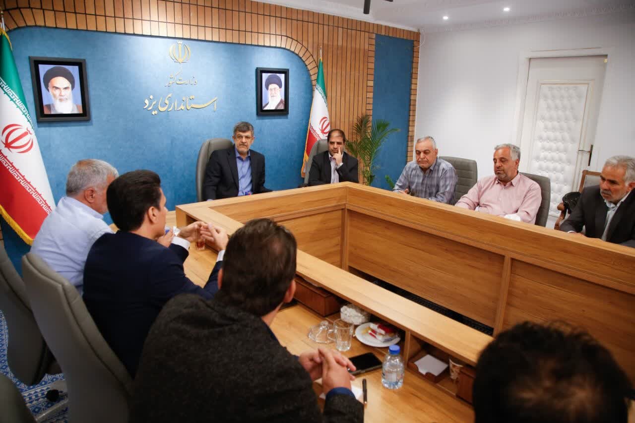 دیدار اعضای ستاد دکتر پزشکیان شهرستان میبد با استاندار یزد