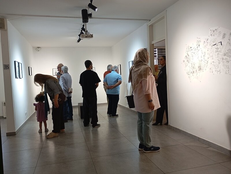 آثار زندانی بند هشت اوین روی دیوار