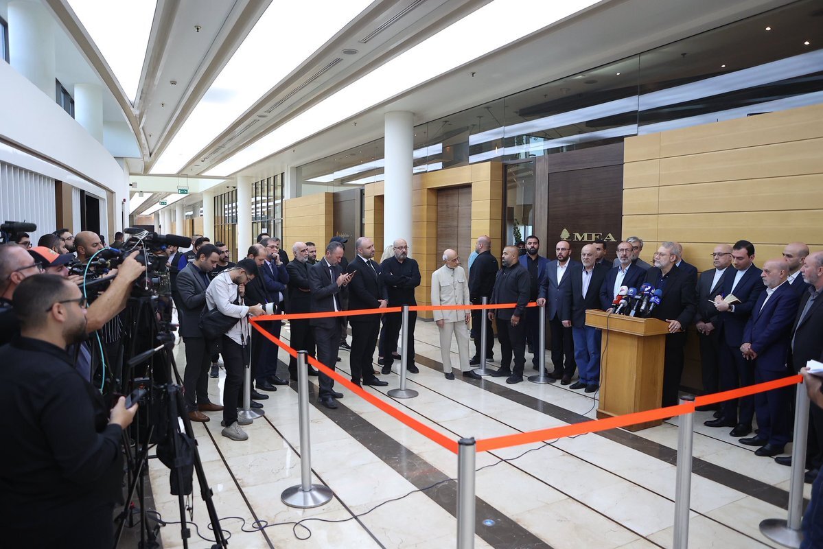 همراهان علی لاریجانی در سفر به بیروت چه کسانی هستند؟/ حضور یک چهره غیرمنتظره در هیات ایرانی