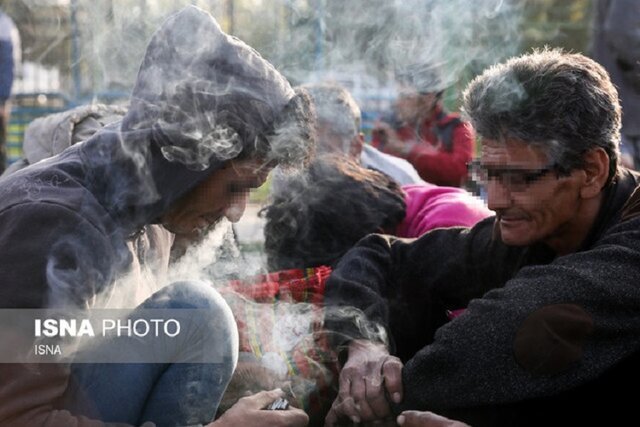 ویدئویی تکاندهنده از پاتوق معتادان متجاهر در تهران/ هر گرم شیشه فقط ۲۰۰ هزار تومان/ دوا دیگر همه جا نیست، سورچه مصرف میکنیم