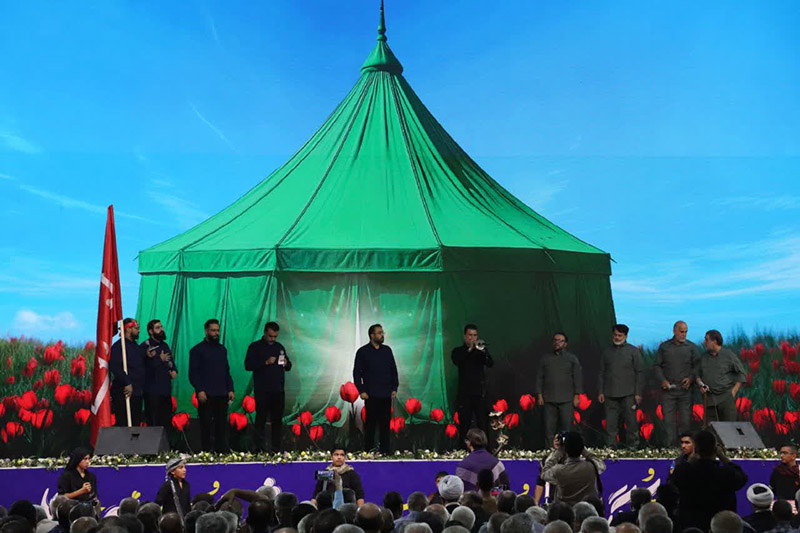 حضور سردار غلامرضا سلیمانی در شب روایت فتح با روایتگری نوجوانان و نمایشگاههای فرهنگی در فضایی معنوی و پرشور/ ایران پرچمدار صلح، آزادی و مقاومت است