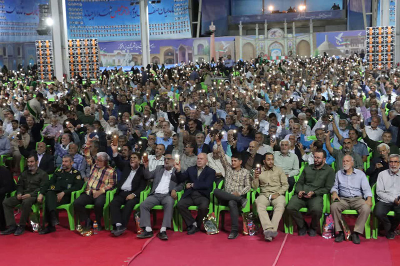 حضور سردار غلامرضا سلیمانی در شب روایت فتح با روایتگری نوجوانان و نمایشگاههای فرهنگی در فضایی معنوی و پرشور/ ایران پرچمدار صلح، آزادی و مقاومت است