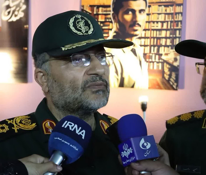 حضور سردار غلامرضا سلیمانی در شب روایت فتح با روایتگری نوجوانان و نمایشگاههای فرهنگی در فضایی معنوی و پرشور/ ایران پرچمدار صلح، آزادی و مقاومت است