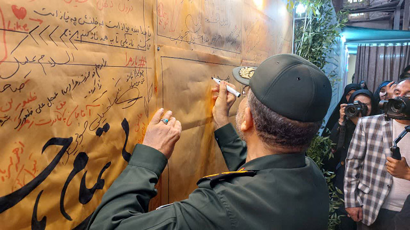 حضور سردار غلامرضا سلیمانی در شب روایت فتح با روایتگری نوجوانان و نمایشگاههای فرهنگی در فضایی معنوی و پرشور/ ایران پرچمدار صلح، آزادی و مقاومت است