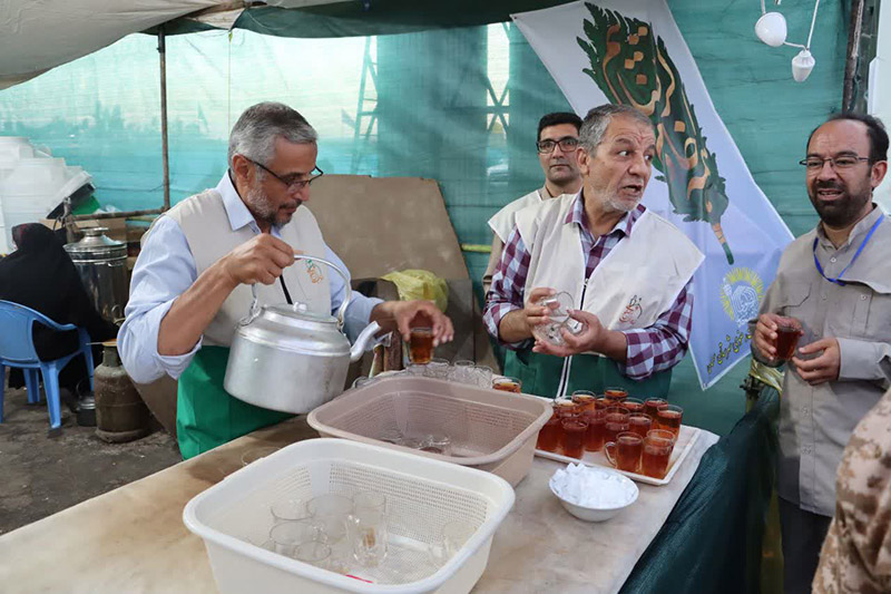 حضور سردار غلامرضا سلیمانی در شب روایت فتح با روایتگری نوجوانان و نمایشگاههای فرهنگی در فضایی معنوی و پرشور/ ایران پرچمدار صلح، آزادی و مقاومت است