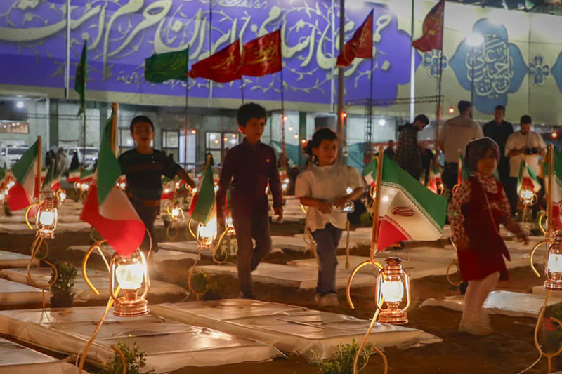 حضور سردار غلامرضا سلیمانی در شب روایت فتح با روایتگری نوجوانان و نمایشگاههای فرهنگی در فضایی معنوی و پرشور/ ایران پرچمدار صلح، آزادی و مقاومت است