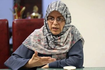 انتقاد تند آذر منصوری از رسانه جبهه پایداری؛ اسلامی بودن نظام را به پوشش زنان گره نزنید