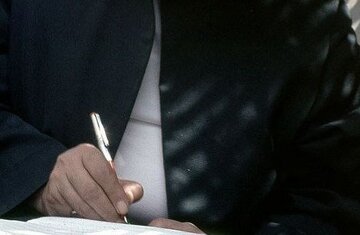 ببینید| ماجرای نامه همکاری روحانی معروف به شاه در تابستان ۵۷