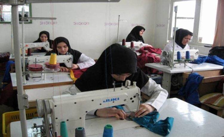 در استان هرمزگان، ۱۳ کارگاه خیاطی برای بانوان راه‌اندازی شد. این اقدام به منظور حمایت از زنان و ارتقاء مهارت‌های آنان در زمینه خیاطی انجام شده است.