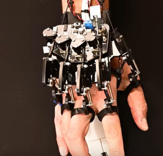 نوآوری یا تقلب سطح بالا؟ / روش عجیب یک گیمر برای افزایش دقت