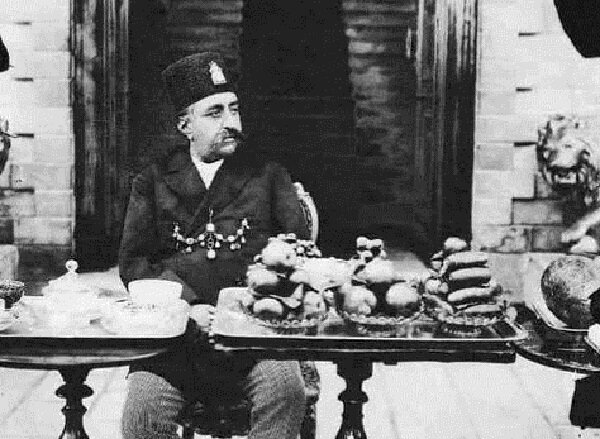 خاطرات مظفرالدین‌شاه: امروز بعدازظهر تصمیم گرفته‌ایم که به بازدید از میدان نفت برویم. طبق اعلام، در منطقه گیلان نیز منابع نفتی قابل توجهی شناسایی شده است.