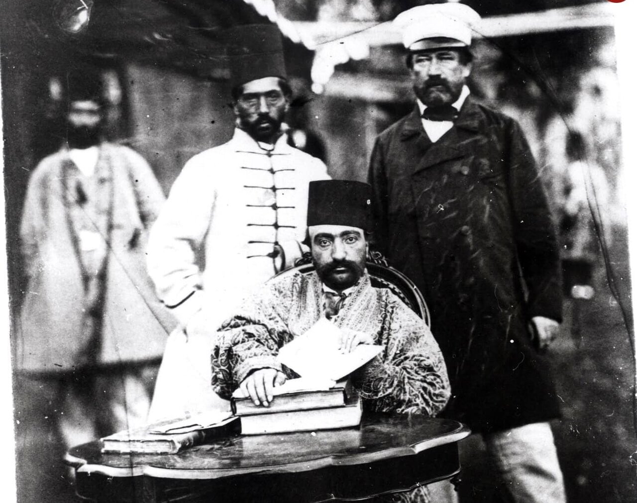 ناصرالدین‌شاه در یادداشت‌های خود به نقل از یحیی‌خان اشاره می‌کند که او مشغول خواندن یک روزنامه فرانسوی بوده است. شاه نیز وظیفه ترجمه متون این روزنامه را بر عهده داشته است.