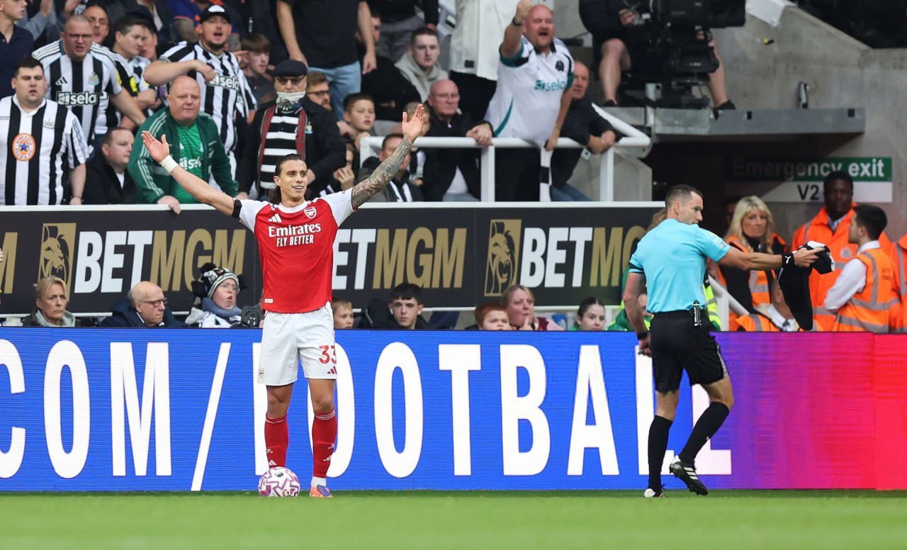 عکس| مُچگیری داور مانع حوله دزدی ستاره آرسنال