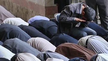 حکم نماز خواندن نشسته یا روی صندلی طبق نظر رهبر معظم انقلاب