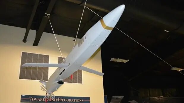 جنگنده سوخو با موشک آمریکایی به میدان نبرد آمد