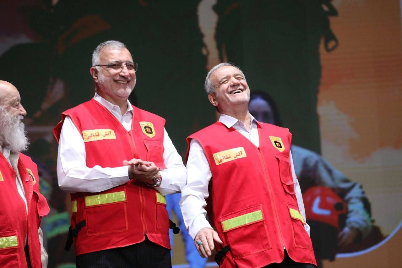 تصاویری از پزشکیان و رقیب انتخاباتیاش در لباسی متفاوت