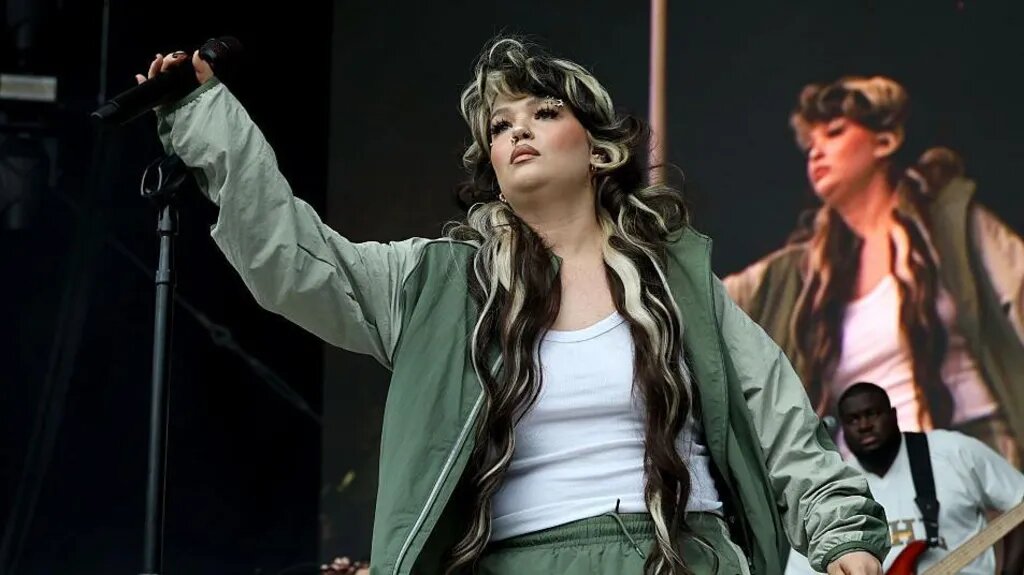 بیهوشی خواننده پاپ روی صحنه بیهوشی خواننده پاپ روی صحنه