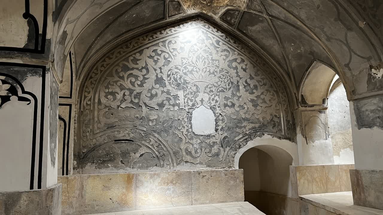 میراث دوره زندیه و قاجاریه با تزیینات گیاهی و اسلیمی/ مرمت در انتظار استادکاران برجسته