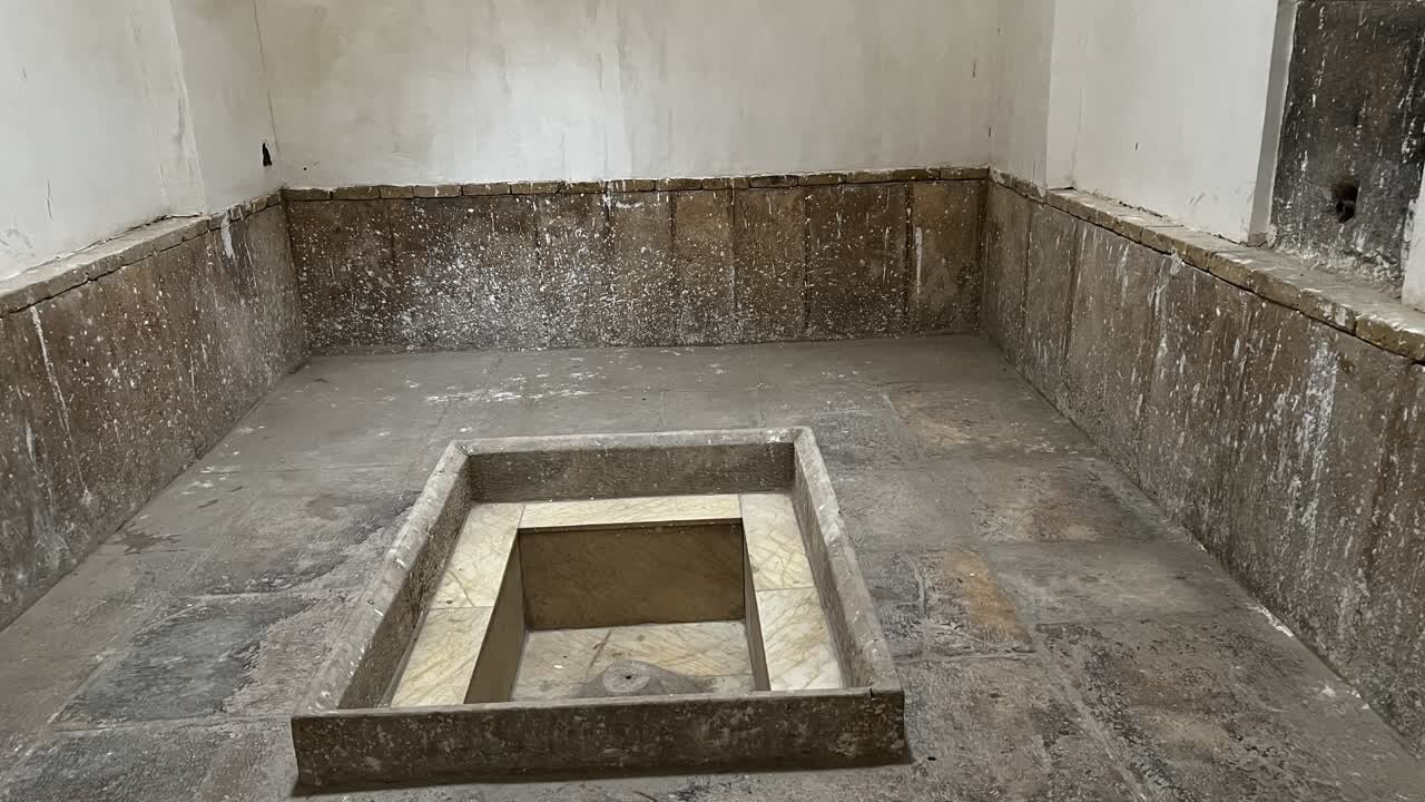 حمام قصلان در حد فاخرترین حمامهای ایران است / لزوم احیای موزه سنگ و کاوش در تپهی ۵۰۰۰ ساله