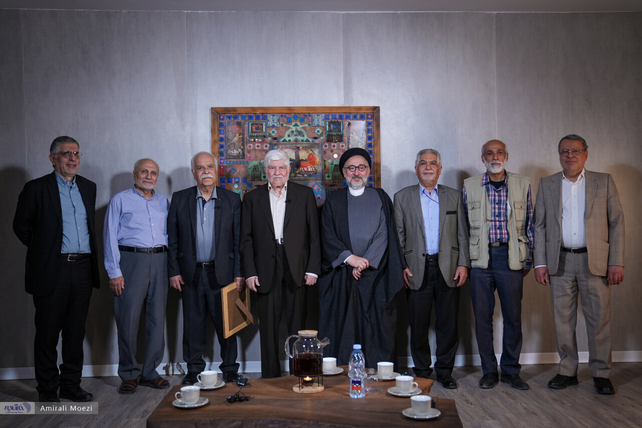 ما از آغاز انقلاب متعهد بودیم که در صداوسیما دروغ نگوییم/ «در باغ شهادتِ...» آهنگران، به معنای مخالفت با پذیرش قطعنامه بود