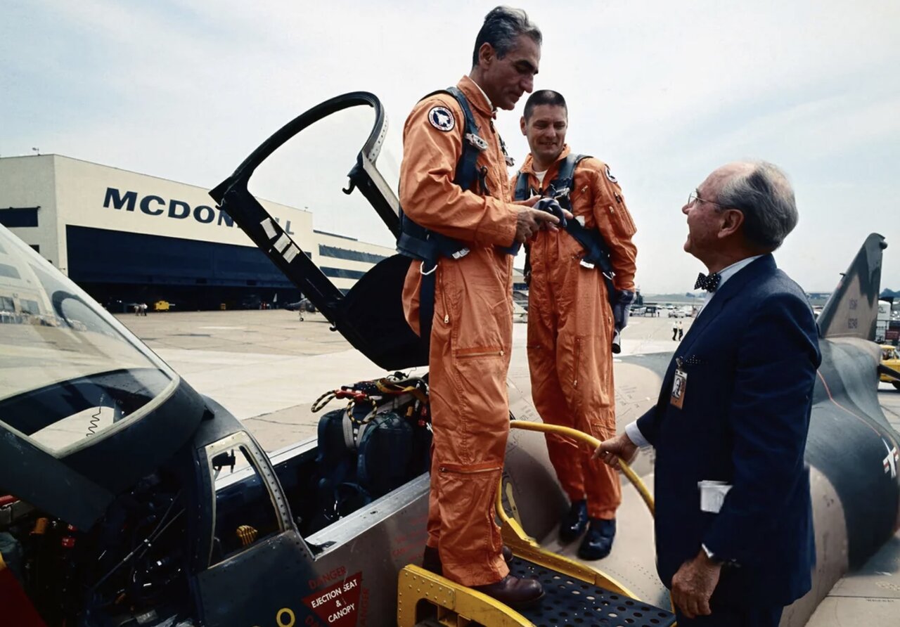 در زمانی که محمدرضا پهلوی انتخاب خود را در مورد «عقاب» به جای «گربه» اعلام کرد، یک تحلیل عمیق از بزرگترین «لابی» نظامی تاریخ در ارتباط با دو مدل هواپیمای آمریکایی صورت می‌گیرد. این تصمیم به بحث‌های گسترده‌ای در خصوص توانایی‌های نظامی و استراتژیک دو گزینه منجر شده است.