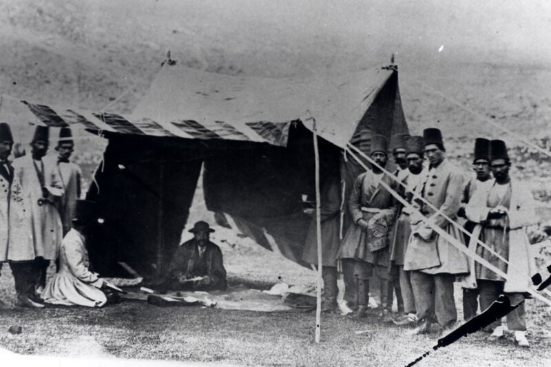 ناصرالدین‌شاه در خاطرات خود به حادثه‌ای اشاره می‌کند که در حین ورود به آلاچیق، با در آن برخورد کرده و دچار درد شدیدی شده است.