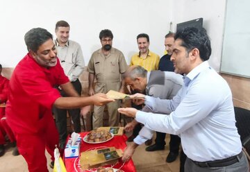 مدیرعامل نیروگاه بندرعباس از آتش‌نشانان تجلیل کرد