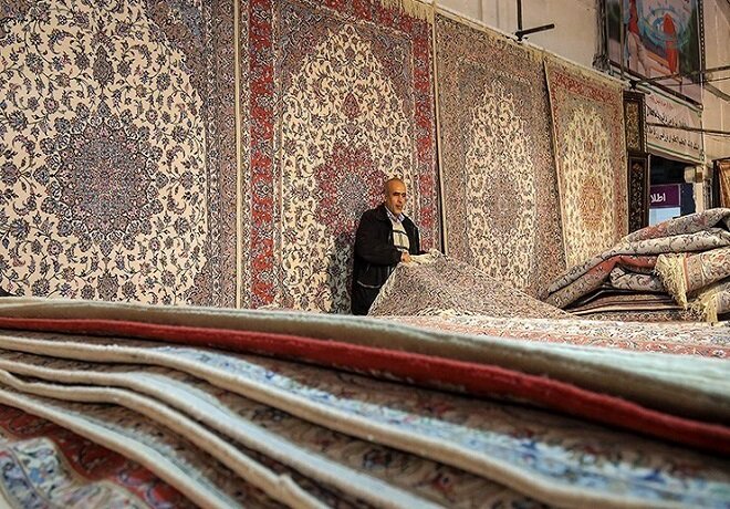 مهابادِ اردستان، سرزمین مردمان خونگرم؛ شهری که بانوانش «قالی» را بدون نقشه میبافند