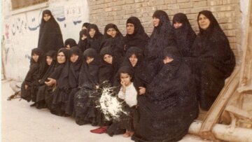 زنانی که با دستهایشان خون جنگ را پاک کردند زنانی که با دستهایشان خون جنگ را پاک کردند