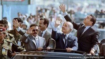 عکس/ پادشاه اردن در حال قدم زدن با صدام؛ سال ۱۳۶۹