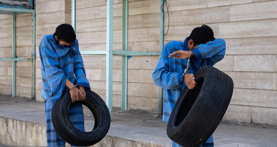 مأموران پلیس پس از یک تعقیب و گریز موفق، دو سارق لوازم خودرو را دستگیر کردند. این عملیات به دنبال گزارش‌های متعدد از سرقت‌های اخیر در منطقه صورت گرفت و پلیس با حضور سریع در محل، متهمان را شناسایی و بازداشت کرد.