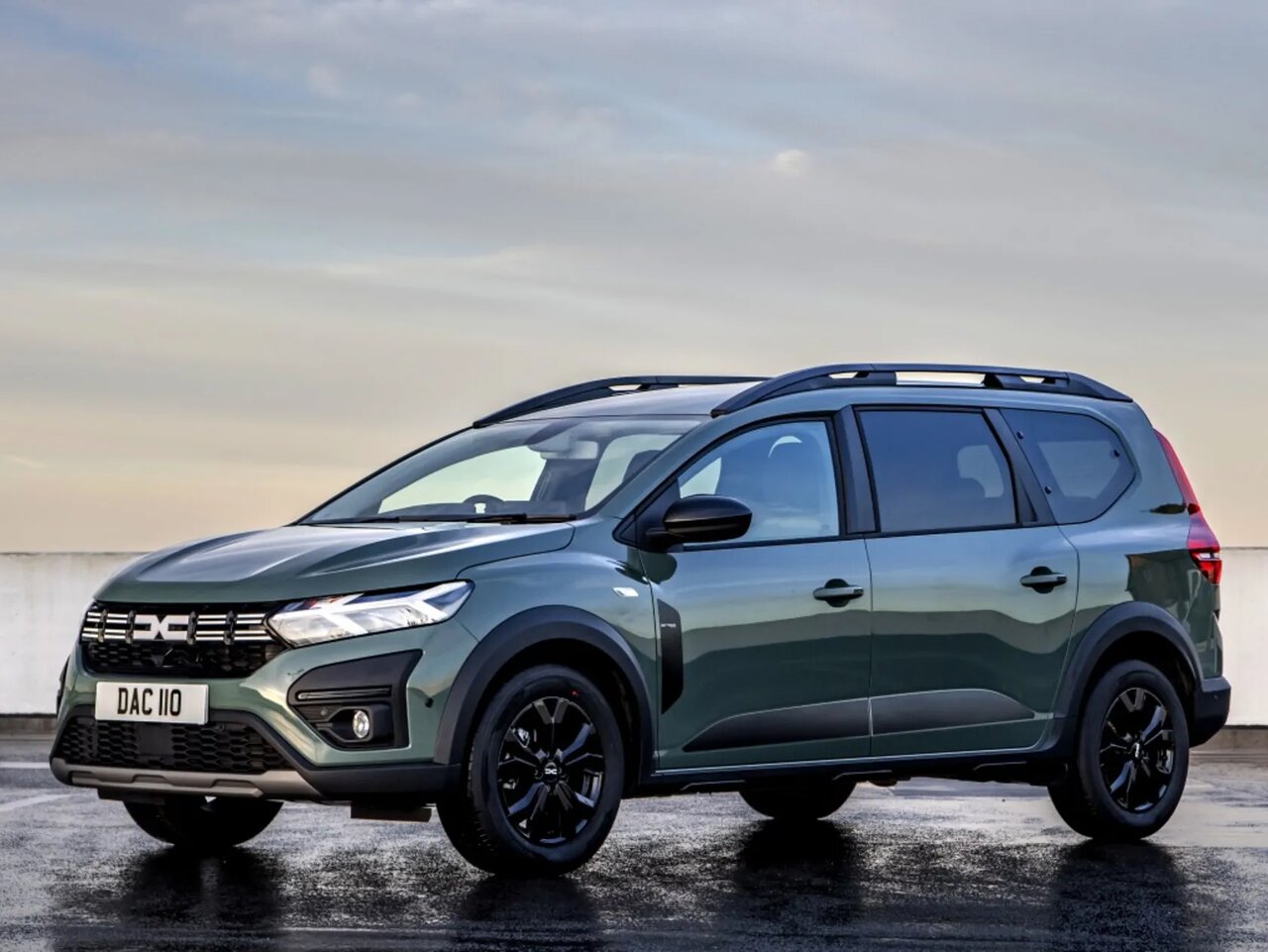 نمای سهچهارم عقب خودرو داچیا داستر رنگ سفید