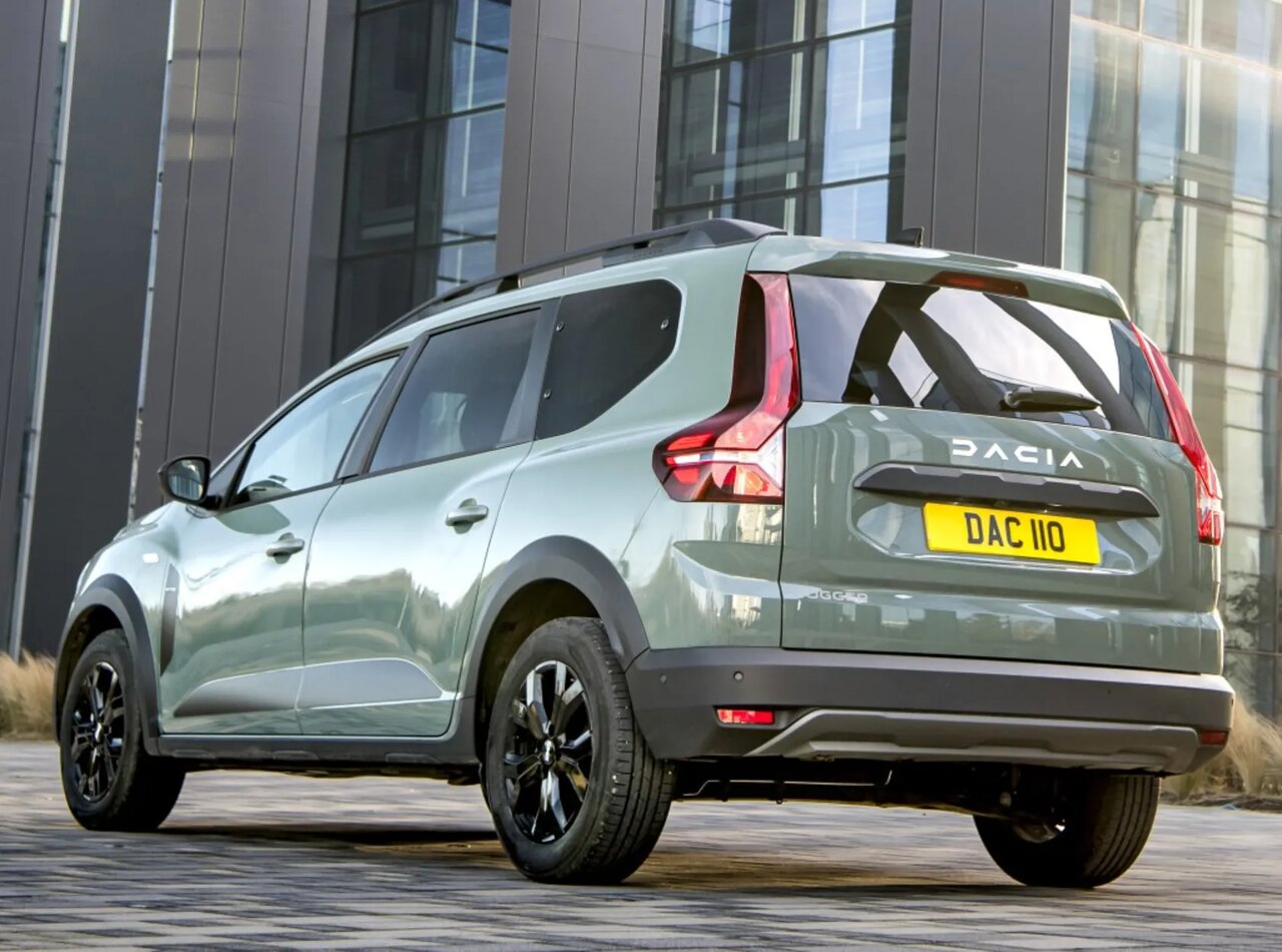 نمای سهچهارم جلو خودرو داچیا داستر رنگ سفید