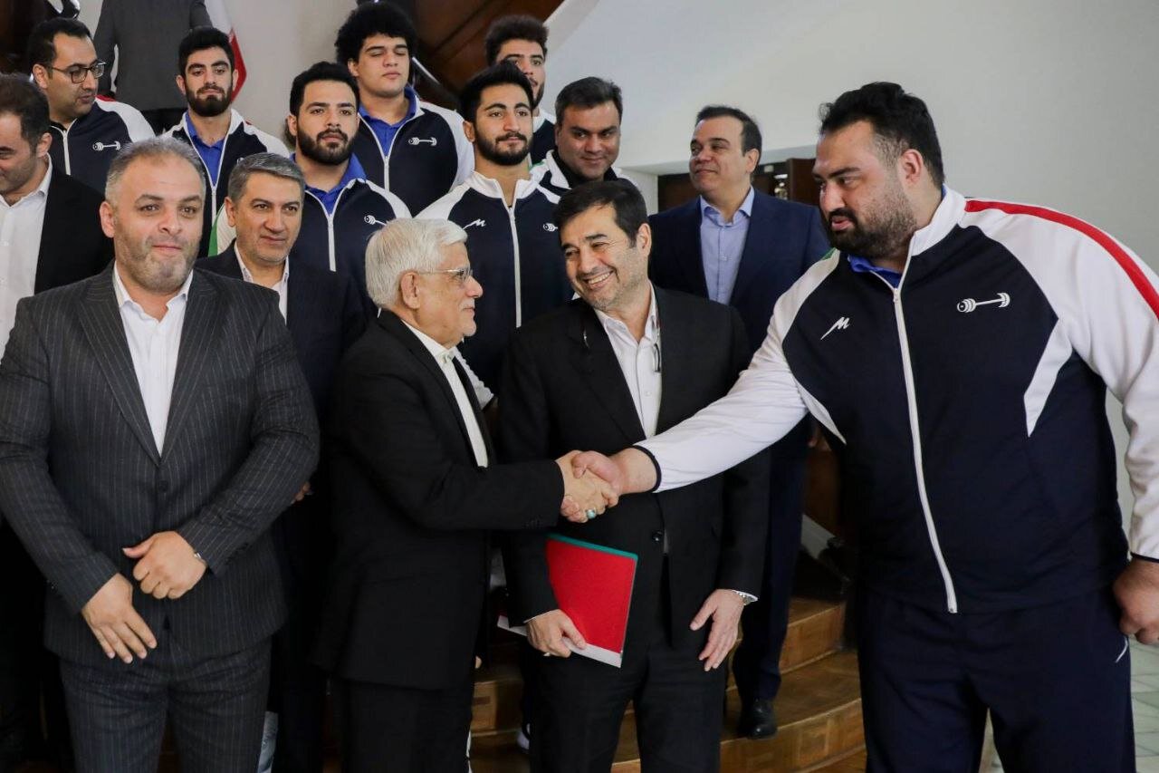 عکس| دیدار معاون اول رئیسجمهور در دیدار با رئیس فدراسیون، کادر فنی و اعضای تیم ملی وزنهبرداری