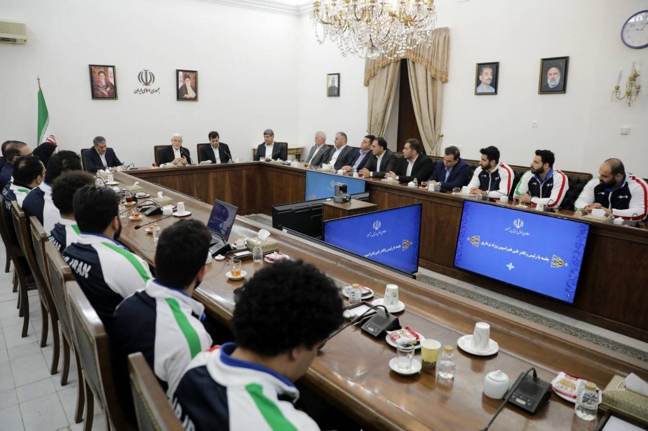 عکس| دیدار معاون اول رئیسجمهور در دیدار با رئیس فدراسیون، کادر فنی و اعضای تیم ملی وزنهبرداری