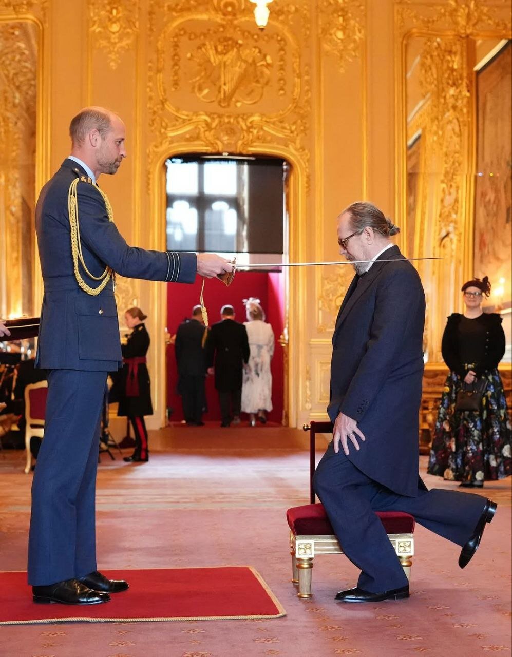 عکس | آقای بازیگر مشهور نشان شوالیه گرفت