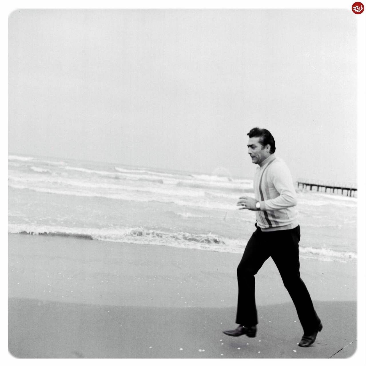 عکس | فردین در حال دویدن کنار دریای خزر در سال ۱۳۵۰