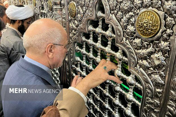 پزشکیان و قالیباف به سفر رفتند/ تصویر قالیباف در زیارت حرم حضرت معصومه (س)