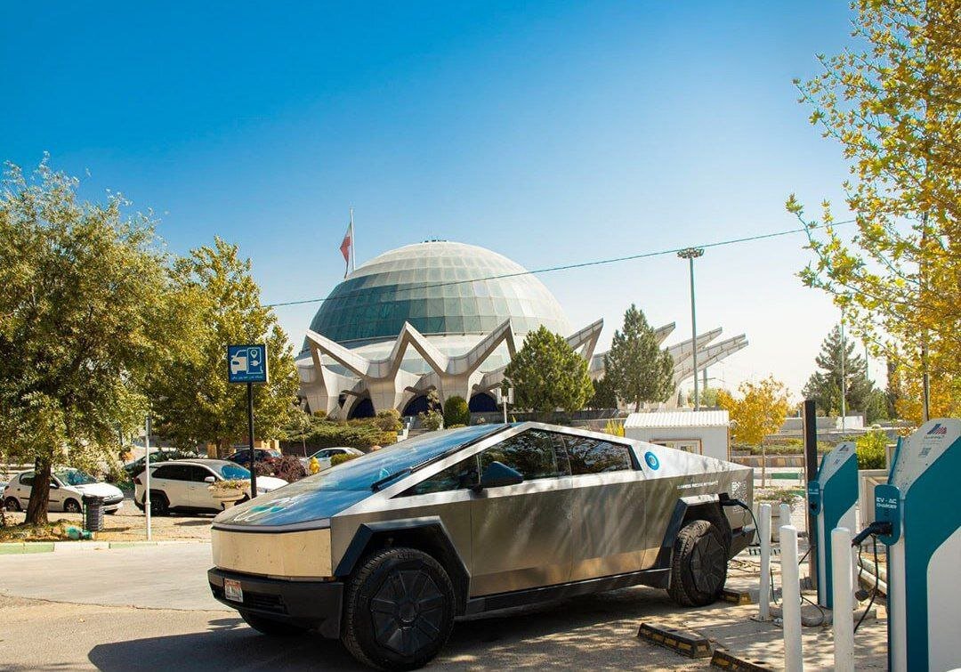 عکس | عجیب اما واقعی؛ خودروی تسلا در حال شارژ در عباسآباد تهران