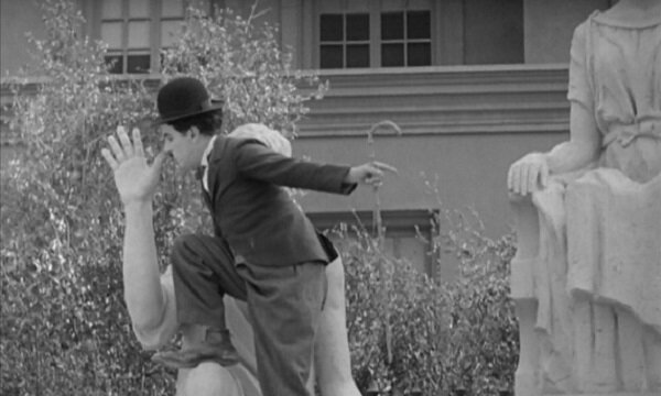 چارلی چاپلین: من همچون یک فرد فراری، خود را از نظر دیگران دور نگه می‌داشتم.