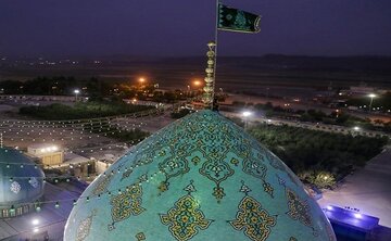 اهتزاز پرچم عزای بانوی کرامت بر فراز مسجد جمکران