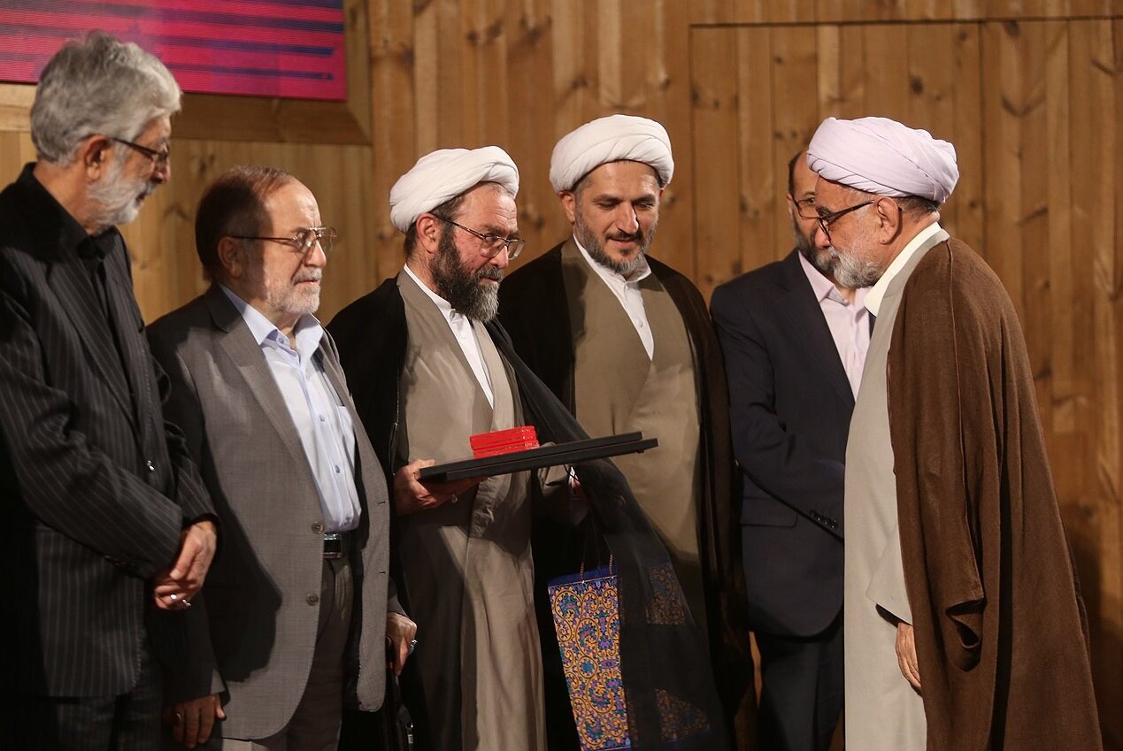 تجلیل از سه دهه دانشنامهنگاری استاد طاری راد/ پیام آیت الله جعفر سبحانی/ روایت ۵۰ سال آشنایی حداد عادل