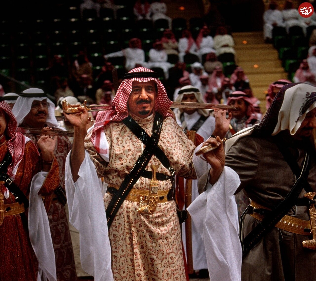 عکس/ ملک سلمان، پادشاه عربستان در حال رقص شمشیر؛ سال ۱۳۸۱