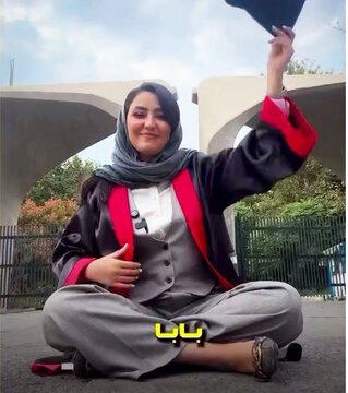 قدردانی تحسینبرانگیز خانم دکتر از پدرش / بابا! یادم نرفته که15سال یک کت پوشیدی و دور از چشم من مسافرکشی کردی /