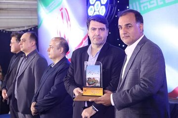 اعطای جایزه ملی «شهریار» به شهردار محمدیه اعطای جایزه ملی «شهریار» به شهردار محمدیه