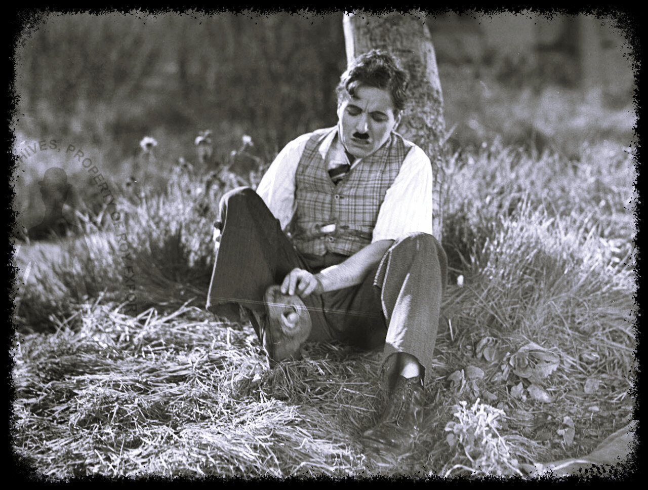 چارلی چاپلین بیان کرد که تلاش می‌کرد تا لباس‌های پاره و کفش‌هایی که از آن‌ها انگشتان پایش بیرون زده بود را از نگاه سایرین مخفی نگه‌ دارد.